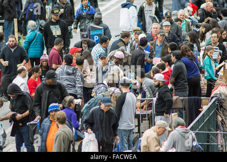 Freiwillige verteilen warmes Wetter Kleidung, Decken und andere Requisiten für die Obdachlosen und Armen vor der Kirche der Heiligen Apostel in Chelsea in New York am Heiligabend, 24. Dezember 2015.  (© Richard B. Levine) Stockfoto