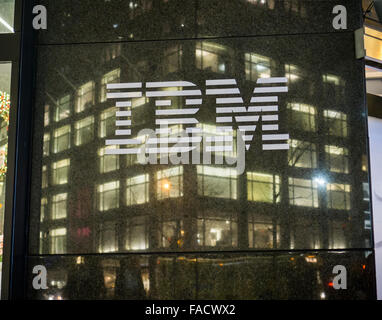 Das IBM-Logo wird auf Dienstag, 22. Dezember 2015 auf ihre Gebäude-Hauptquartier in New York gesehen. (© Richard B. Levine) Stockfoto