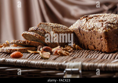 Selbstgebackenes Brot Brote und Scheiben mit Sonnenblumen, Sesam und Kürbis Stockfoto