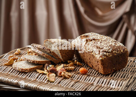 Selbstgebackenes Brot Brote und Scheiben mit Sonnenblumen, Sesam und Kürbis Stockfoto