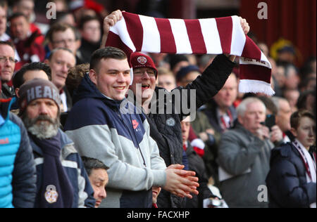 Tynecastle Stadium, Edinburgh, Schottland. 27. Dezember 2015. Scottish Premier League. Celtic gegen Heart of Midlothian FC. Herzen von Fans während des Spiels © Action Plus Sport/Alamy Live News Stockfoto