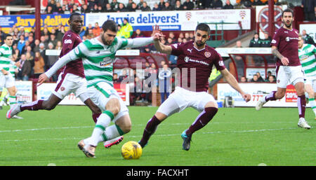 Tynecastle Stadium, Edinburgh, Schottland. 27. Dezember 2015. Scottish Premier League. Celtic gegen Heart of Midlothian FC. Nadir Ciftci schießt auf das Tor © Action Plus Sport/Alamy Live News Stockfoto