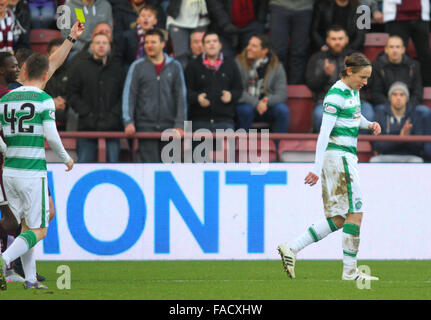 Tynecastle Stadium, Edinburgh, Schottland. 27. Dezember 2015. Scottish Premier League. Celtic gegen Heart of Midlothian FC. Stefan Johansen ist für seine späten Tackle © Action Plus Sport/Alamy Live News Stockfoto