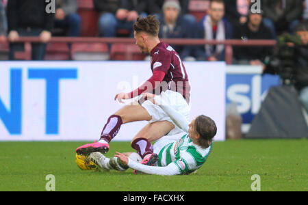 Tynecastle Stadium, Edinburgh, Schottland. 27. Dezember 2015. Scottish Premier League. Celtic gegen Heart of Midlothian FC. Stefan Johansen Foulspiel von Sam Nicholson © Action Plus Sport/Alamy Live News Stockfoto