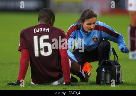 Tynecastle Stadium, Edinburgh, Schottland. 27. Dezember 2015. Scottish Premier League. Celtic gegen Heart of Midlothian FC. Arnauld Djoum ist für eine Verletzung, die seine Spiel endete behandelt © Action Plus Sport/Alamy Live News Stockfoto