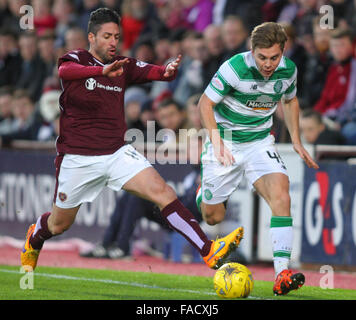 Tynecastle Stadium, Edinburgh, Schottland. 27. Dezember 2015. Scottish Premier League. Celtic gegen Heart of Midlothian FC. James Forrest und Miguel Pallardo © Aktion Plus Sport/Alamy Live-Nachrichten Stockfoto