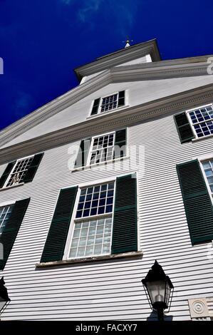 Rindge, New Hampshire: die elegante 1796 weiße Holz zweite Rindge Meeting House und Rathaus mit Blick auf den Dorfplatz Stockfoto