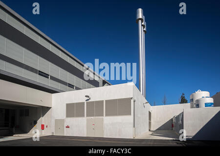 Eine aktuelle Industriegebäude mit drei Metallfabrik Schornsteine (Frankreich).  Bâtiment Industriel moderne Avec Trois cheminées Stockfoto
