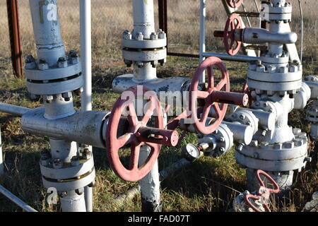 Ausrüstung von einer Ölquelle. Absperrventile und Werkstattausrüstung. Stockfoto