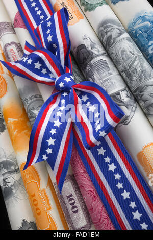 ROT, WEIß UND BLAU GEBURTSTAG VORLIEGENDEN BAND UM PAPIER ANLEIHEN UND AKTIEN-ZERTIFIKATE Stockfoto