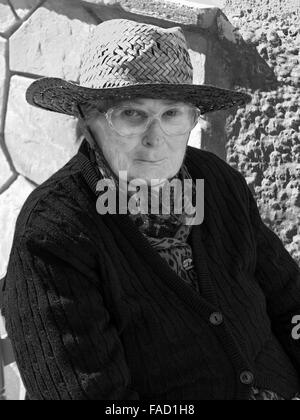 Porträt einer alten spanischen Dame saß vor ihrem Haus im Dorf Totalan, Málaga, Südspanien. Stockfoto