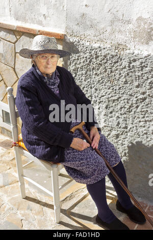 Porträt einer alten spanischen Dame saß vor ihrem Haus im Dorf Totalan, Málaga, Südspanien. Stockfoto