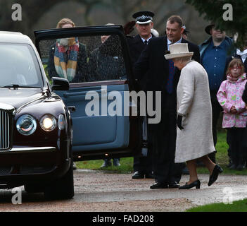 Sandringham, Norfolk, Großbritannien. 27. Dezember 2015.  HM Königin Elizabeth II verlässt den Morgengottesdienst wie Kate (Catherine Middleton) Herzogin von Cambridge und Prinz William, Herzog von Cambridge, HM Königin Elizabeth II und andere Mitglieder der königlichen Familie verbunden wie sie die St. Maria Magdalena Kirche besuchte Sonntagmorgen service in Sandringham.  Bildnachweis: Paul Marriott/Alamy Live-Nachrichten Stockfoto
