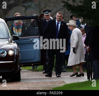 Sandringham, Norfolk, Großbritannien. 27. Dezember 2015.  HM Königin Elizabeth II verlässt den Morgengottesdienst wie Kate (Catherine Middleton) Herzogin von Cambridge und Prinz William, Herzog von Cambridge, HM Königin Elizabeth II und andere Mitglieder der königlichen Familie verbunden wie sie die St. Maria Magdalena Kirche besuchte Sonntagmorgen service in Sandringham.  Bildnachweis: Paul Marriott/Alamy Live-Nachrichten Stockfoto
