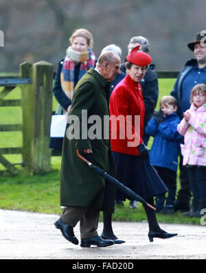 Sandringham, Norfolk, Großbritannien. 27. Dezember 2015.  Princess Royal (Prinzessin Anne), chats, Prinz Philip, Duke of Edinburgh, während sie HM Königin Elizabeth II und andere Mitglieder der königlichen Familie verbunden, wie sie die St. Maria Magdalena Kirche Sonntag-Morgen-Service in Sandringham besucht.  Bildnachweis: Paul Marriott/Alamy Live-Nachrichten Stockfoto