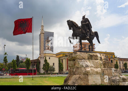 Tirana, Albanien. Skanderbeg-Platz mit Denkmal Skanderbeg, richtiger Name George Castriot, 1405 – 1468. Albanische Flagge. Stockfoto