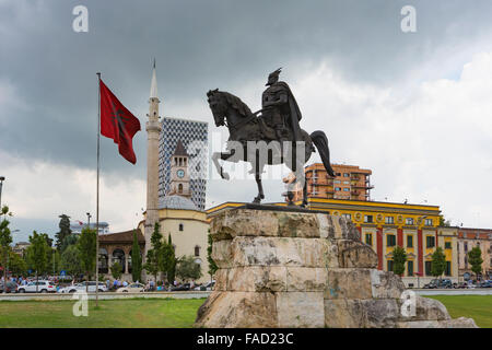 Tirana, Albanien. Skanderbeg-Platz mit Denkmal Skanderbeg, richtiger Name George Castriot, 1405 – 1468. Albanische Flagge. Stockfoto