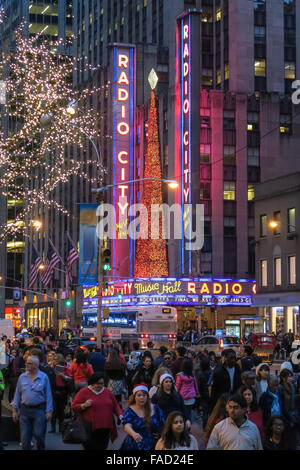 Radio City Music Hall, Saison Weihnachtsschmuck, Rockefeller Center, NYC Stockfoto