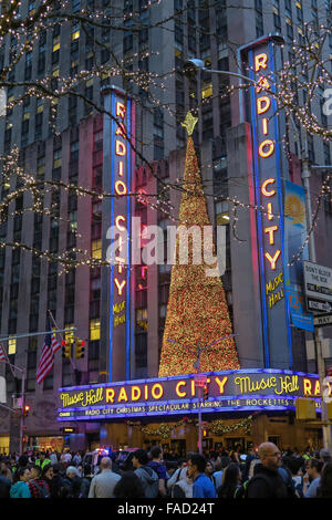 Radio City Music Hall, Saison Weihnachtsschmuck, Rockefeller Center, NYC Stockfoto