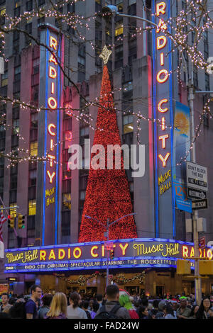 Radio City Music Hall, Saison Weihnachtsschmuck, Rockefeller Center, NYC Stockfoto