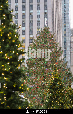 Weihnachtsbaum und Flaggen im Rockefeller Center Plaza, New York Stockfoto
