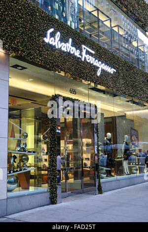 Salvatore Ferragamo-Flagship-Store auf der Fifth Avenue, Ferienzeit, NYC Stockfoto