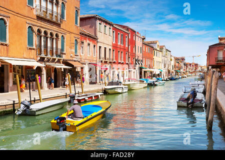 Bunte Häuser und Kanal mit Booten auf die Insel Murano, Venedig, Italien, Europa Stockfoto