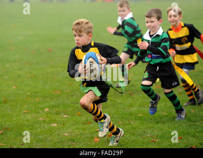 Kinder Junior Tag Rugby Aktion Großbritannien Kinder Kindersport Gesunde Aktivität Sport Jungen Sport Stockfoto