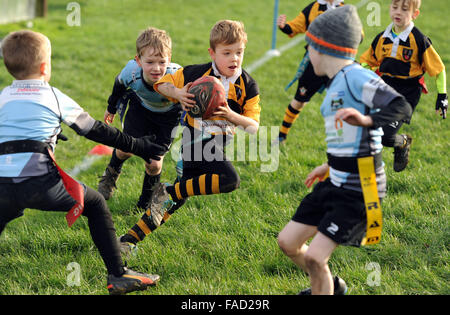 Kinder Junior Tag Rugby Aktion Großbritannien Kinder Kindersport Gesunde Aktivität Sport Jungen Sport Stockfoto