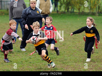 Kinder Junior Tag Rugby Aktion Großbritannien Kinder Kindersport Gesunde Aktivität Sport Jungen Sport Stockfoto