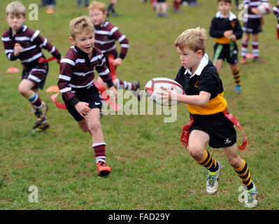 Kinder Junior Tag Rugby Aktion Großbritannien Kinder Kindersport Gesunde Aktivität Sport Jungen Sport Stockfoto