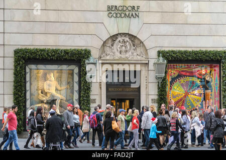 Fifth Avenue dekoriert für die Ferienzeit, NYC Stockfoto