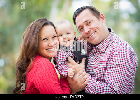 Entzückenden kleinen Jungen Spaß mit Mutter und Vater im Freien. Stockfoto