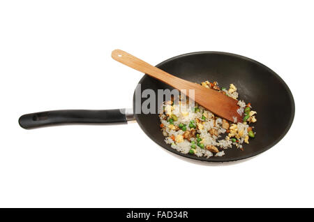 Gebratener Reis mit einem Holzspatel in einem Wok isoliert gegen weiß Stockfoto