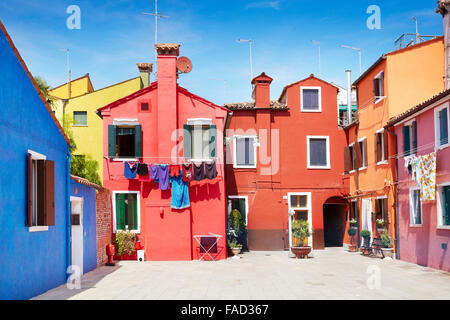 Charakteristischen bunten Häuser im Dorf von Burano in der Nähe von Venedig in Italien (Lagune Insel Burano), UNESCO