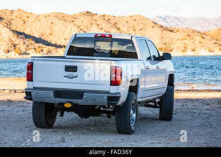 Ein Chevrolet 4 Rad Antrieb LKW am Lake Mohave in der Nähe von Laughlin Nevada als die Sonne untergeht Stockfoto