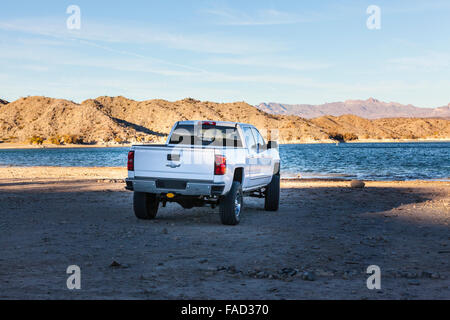 Ein Chevrolet 4 Rad Antrieb LKW am Lake Mohave in der Nähe von Laughlin Nevada als die Sonne untergeht Stockfoto