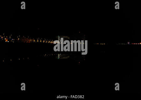 Nacht Strand Ansicht Süd "Verbleit Lights", beleuchtete Pleasure Beach Casino und South Pier, Blackpool Illuminations, UK Stockfoto