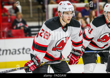 26. Dezember 2015 - New Jersey Devils Verteidiger Damon Severson (28) während der NHL-Spiel zwischen den New Jersey Devils und die Carolina Hurricanes in der PNC-Arena. © Andy Martin Jr./ZUMA Draht/Alamy Live-Nachrichten Stockfoto