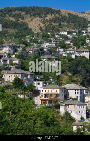 Gjirokastra oder Gjirokaster, Albanien.  Typisches traditionelles Anwesen am Rande der Altstadt. Stockfoto