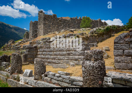 Griechenland, Epirus. Ruinen der Antike Dodoni.  Das Bouleuterion (oder Senat-Haus) mit den Wänden des Theaters hinter. Stockfoto