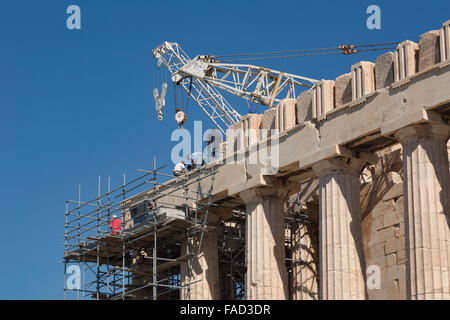 Athen, Attika, Griechenland.  Der Parthenon auf der Akropolis.  Restauration In Arbeit. Stockfoto