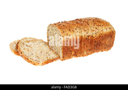 In Scheiben geschnittene Soja und Leinsamen Brot Laib isoliert gegen weiß Stockfoto