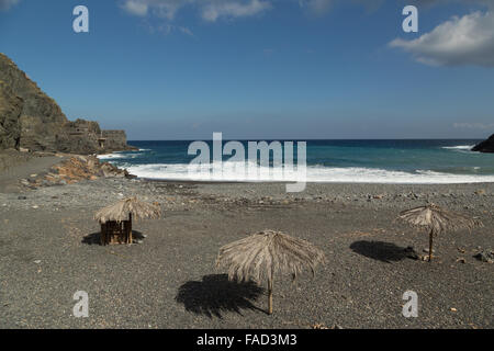 Ein Foto von einige Sonnenschirme am Playa Vallehermoso in La Gomera, Kanarische Inseln, Spanien. Stockfoto