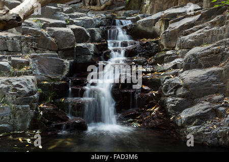 Ein Foto von einem kleinen Wasserfall auf dem Weg zu den wichtigsten Wasserfall Salto de Aqua im Valle Gran Rey auf La Gomera genannt. Stockfoto