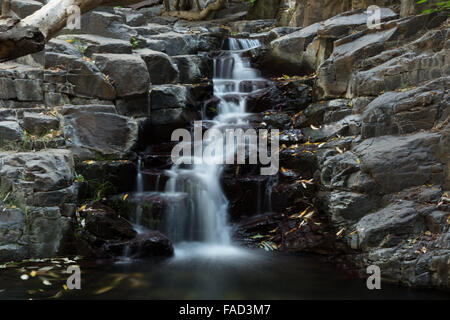 Ein Foto von einem kleinen Wasserfall auf dem Weg zu den wichtigsten Wasserfall Salto de Aqua im Valle Gran Rey auf La Gomera genannt. Stockfoto