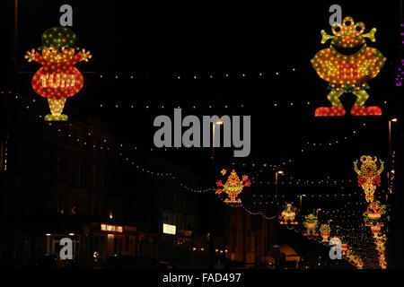 Nacht Schrägansicht, Blick nach Süden im Boston Hotel, "Jelly Monster" über Queens Promenade, Blackpool Illuminations, UK, 2013 Stockfoto