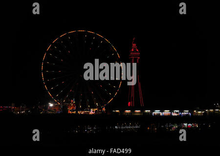 Nachtansicht Strand, Blick nach Norden, beleuchtete Central Pier Riesenrad und rote Lichter Blackpool Tower, Blackpool Illuminations Stockfoto