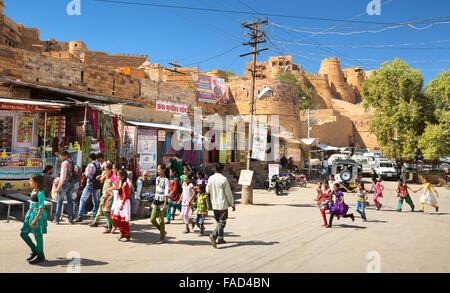 Gruppe von indischen Kindern Mädchen auf der Straße, Jaisalmer Fort im Hintergrund, Jaisalmer, Rajasthan, Indien Stockfoto