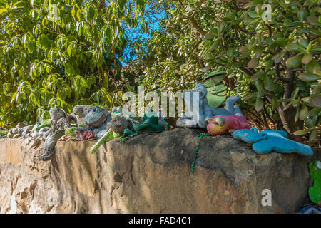 Sehr einzigartige und fantasievolle "Frosch Schrein" befindet sich auf einer niedrigen Felswand auf Paterna Straße in Santa Barbara Riviera Nachbarschaft. Stockfoto